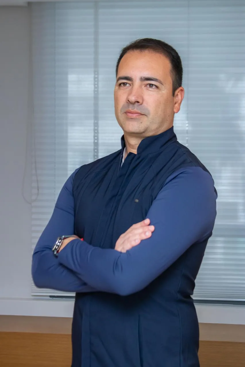 Dr. Newton de Morais, cirurgião-dentista em Curitiba, no consultório do Batel, endodontia, cirurgia oral, DTM e estética facial